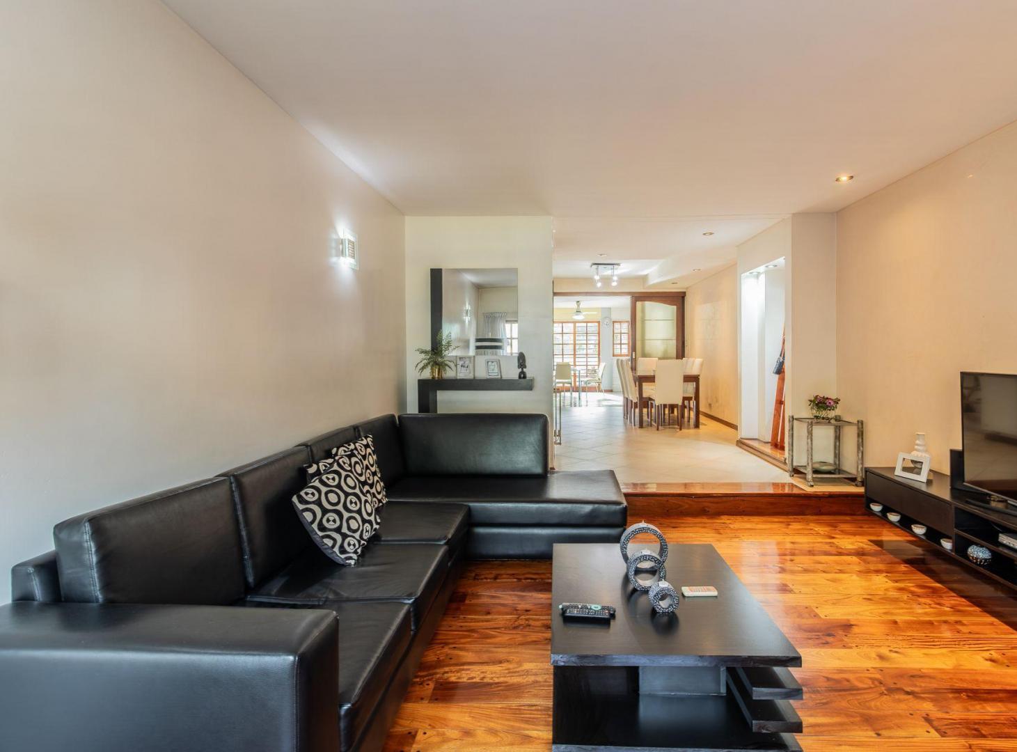 Foto de VENTA TRIPLEX 5amb JARDIN PARRILLA COCHERA DOBLE, imagen 2