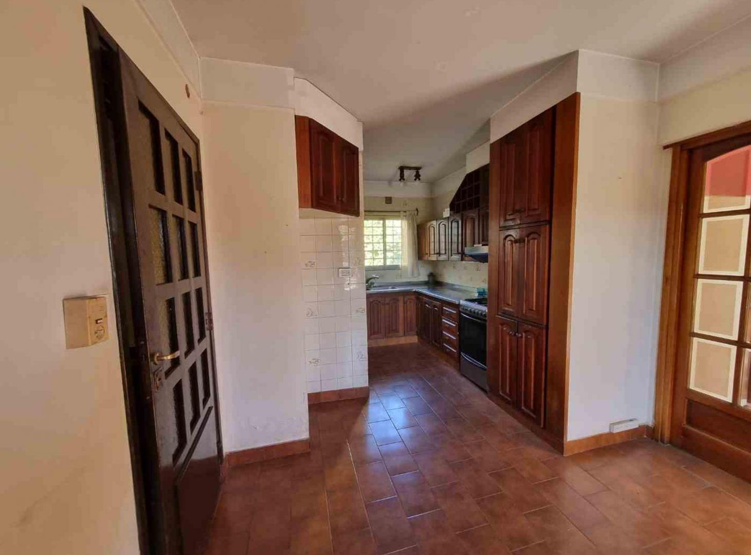 Foto de CASA CHALET EN VENTA 4 AMBIENTES COCHERA BURZACO, imagen 2