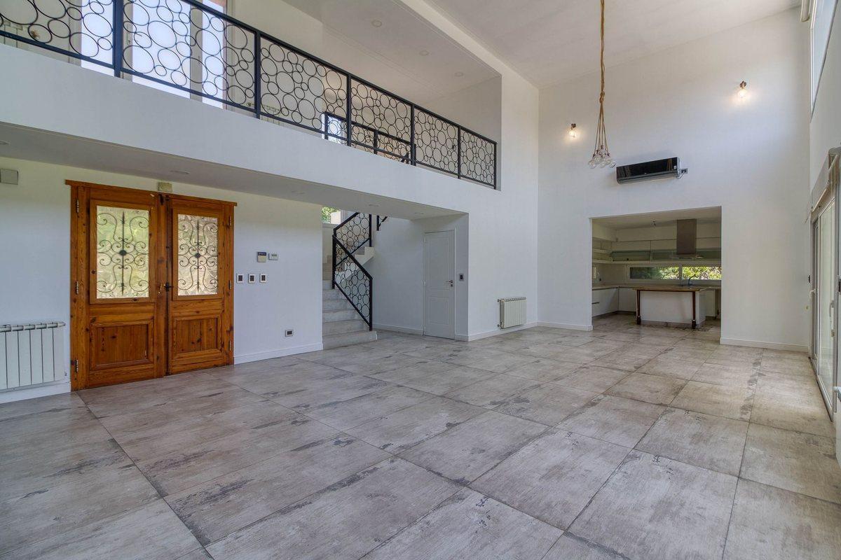 Foto de Venta casa 5 Amb en Barrio Terravista acep permuta, imagen 2