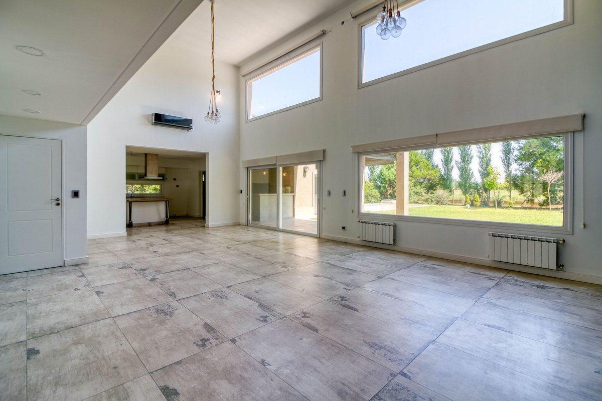 Foto de Venta casa 5 Amb en Barrio Terravista acep permuta, imagen 3