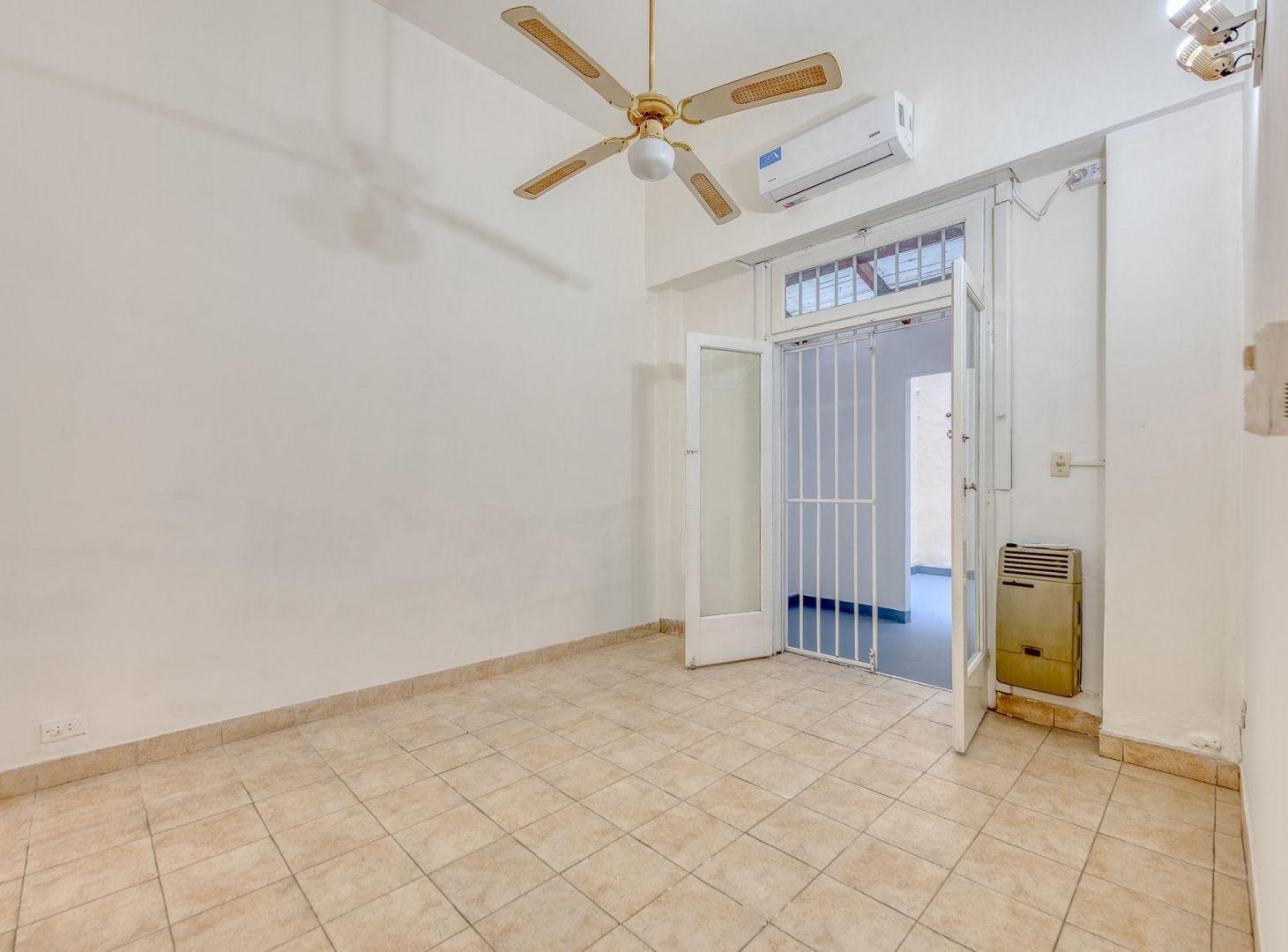 Foto de VENTA DEPARTAMENTO 2 AMB + ESCRI BARRACAS PATIO, imagen 2