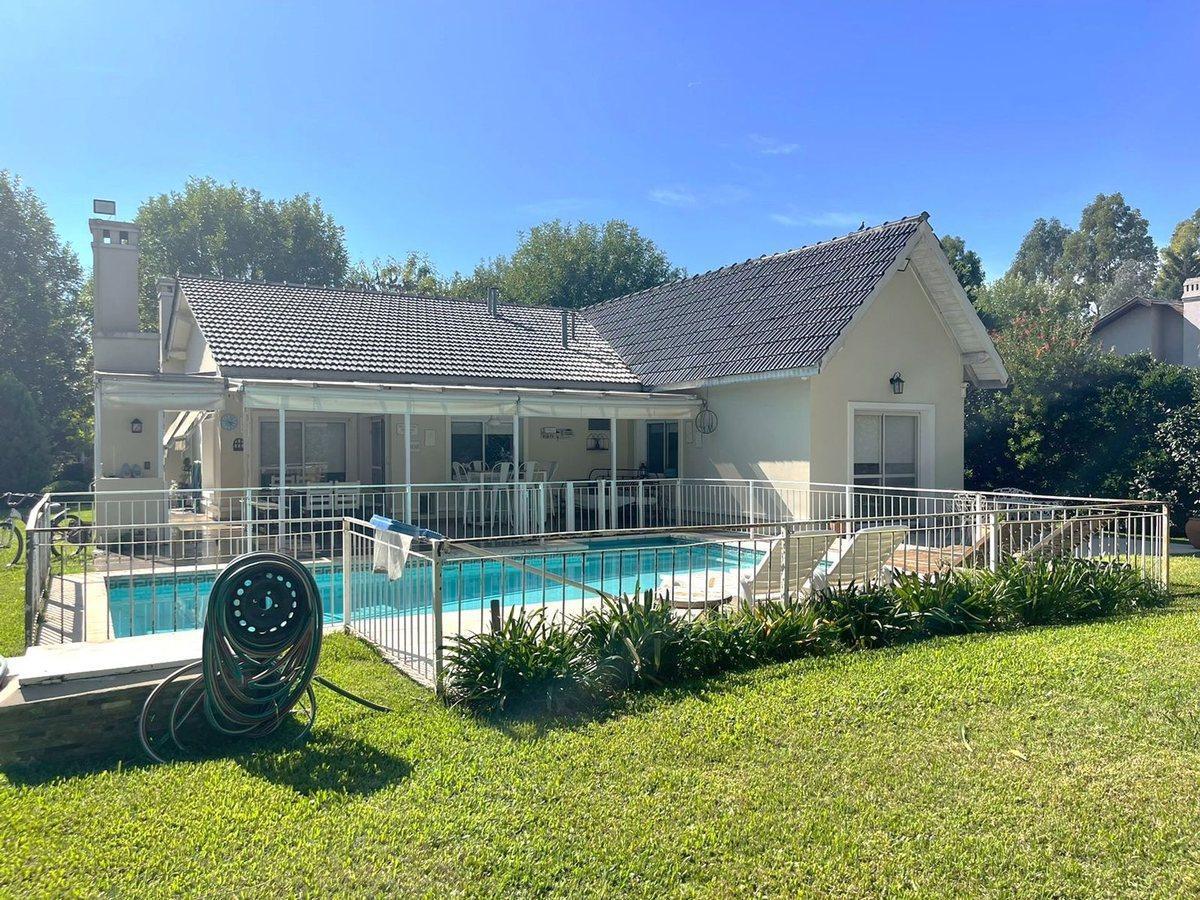 Foto de VENTA CASA PILETA L630M2 SOLAR DEL BOSQUE CANNING, imagen 1