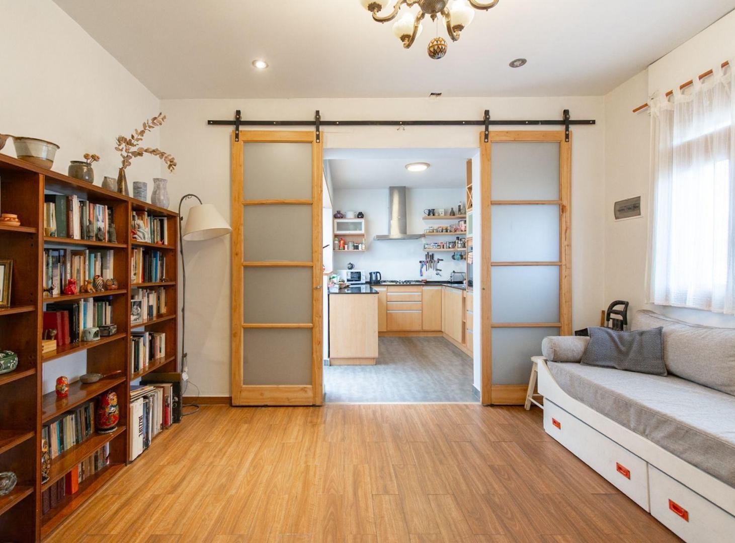 Foto de VENTA DE CASA DE 3 AMB EN SAAVEDRA CON QUINCHO, imagen 2