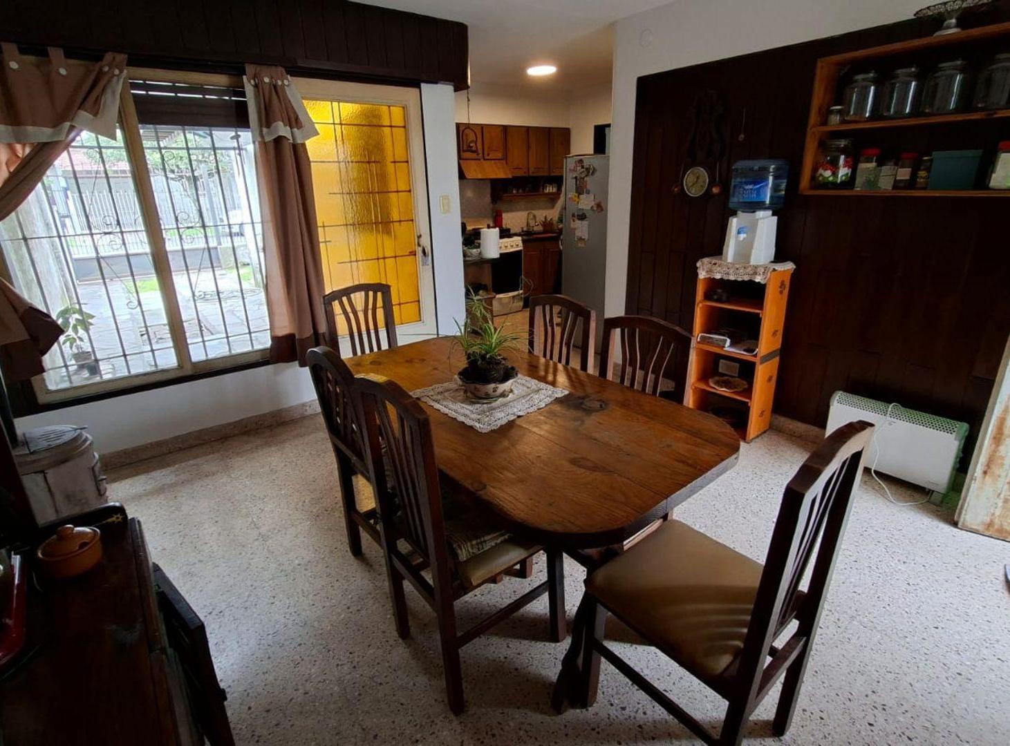 Foto de VENTA CASA 4 AMBIENTES MORON COCHERA Y PILETA, imagen 2