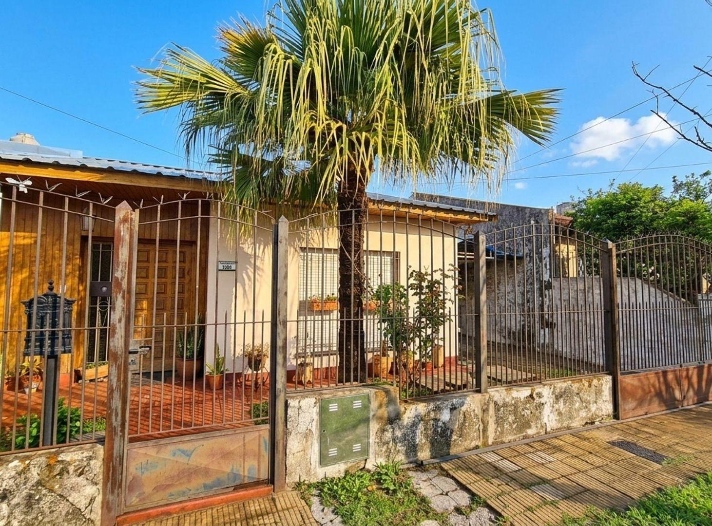 Foto de VENTA CASA 4 AMBIENTES MORON COCHERA Y PILETA, imagen 1