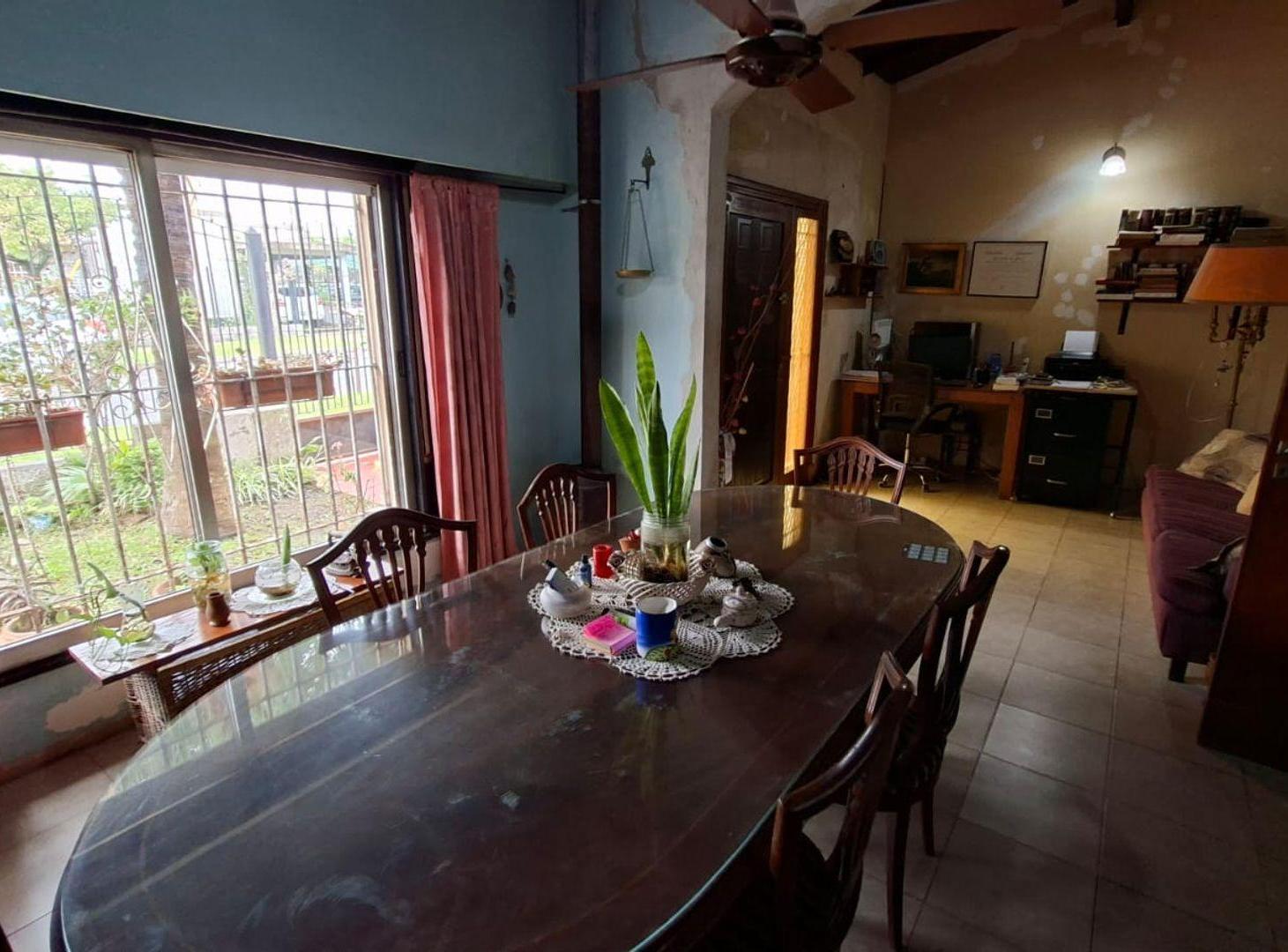 Foto de VENTA CASA 4 AMBIENTES MORON COCHERA Y PILETA, imagen 3