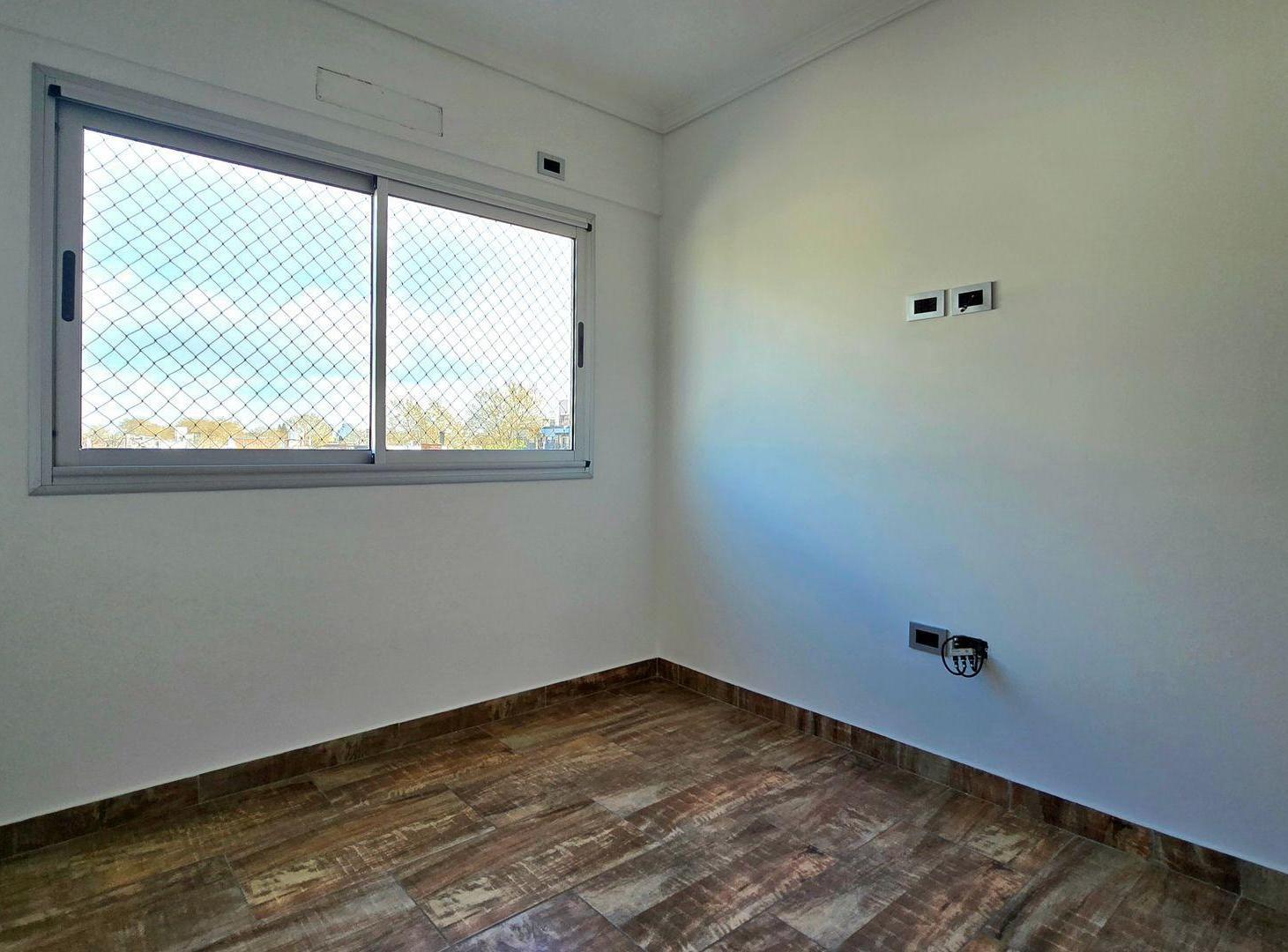 Foto de VENTA PISO 4 AMBIENTES con balcón en Monte Castro, imagen 4