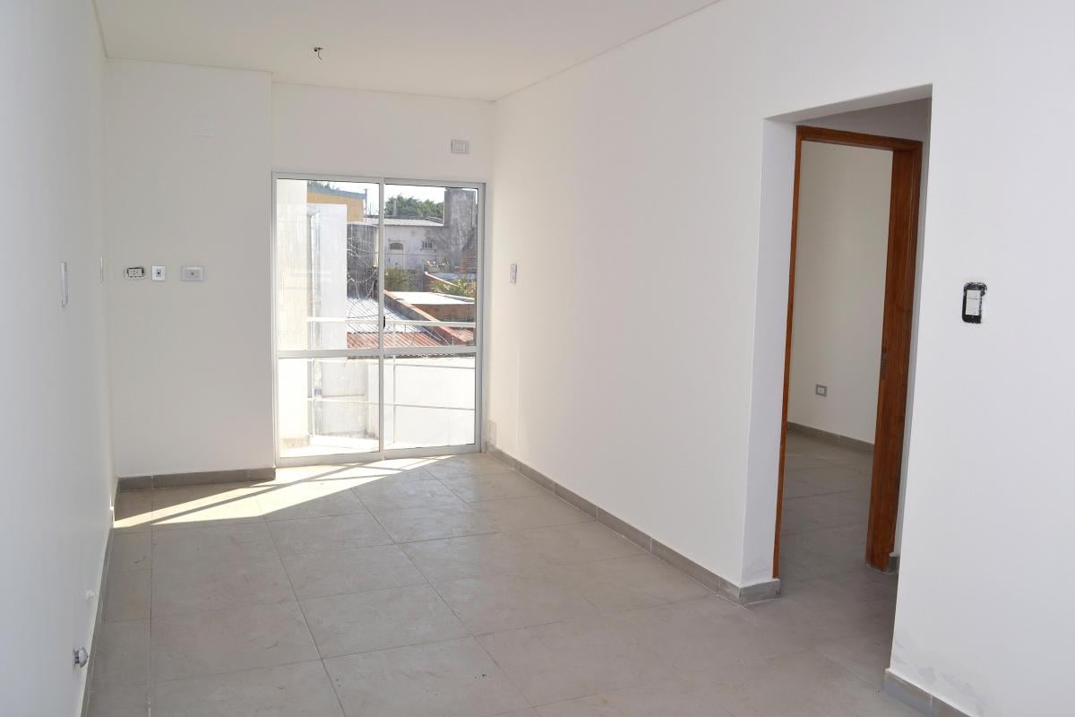 Departamento de 1 Dormitorio impecable. a 100 mts de avenida.