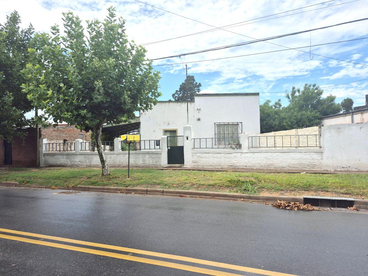 Casa a refaccionar a metros de Blas Parera