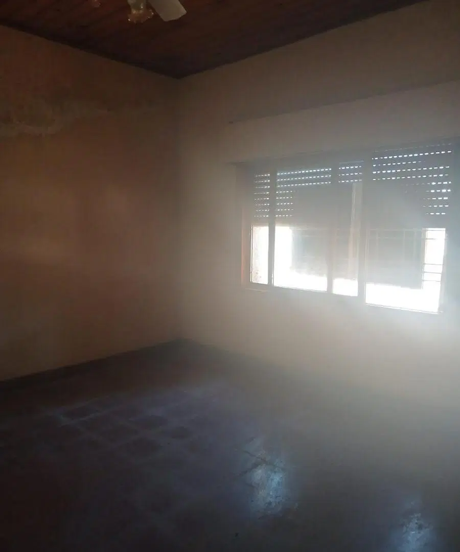 Casa sobre lote propio con jardín, terraza y potencial de ampliación en Laferrere 3