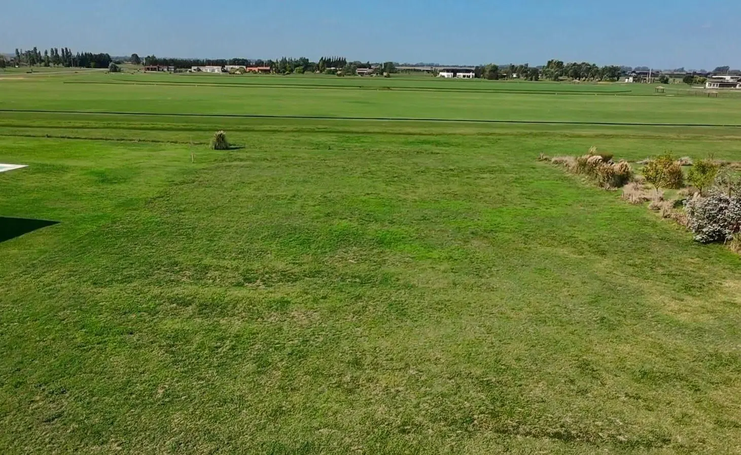 Terreno con fondo a las canchas de polo en Chacras de la Trinidad 3