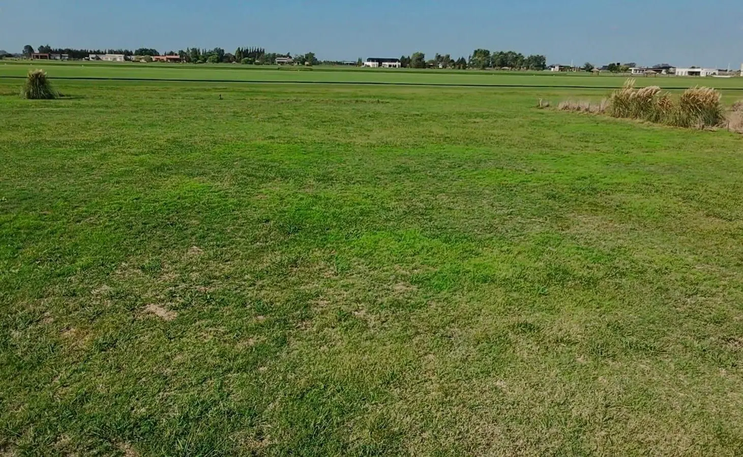 Terreno con fondo a las canchas de polo en Chacras de la Trinidad 2