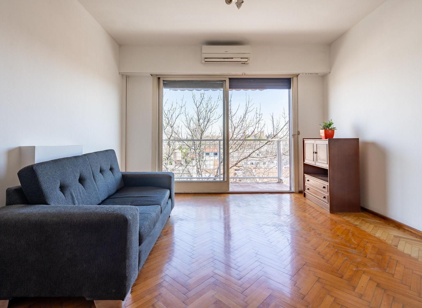 Departamento Tres Ambientes. Venta. Flores. Con Balcón