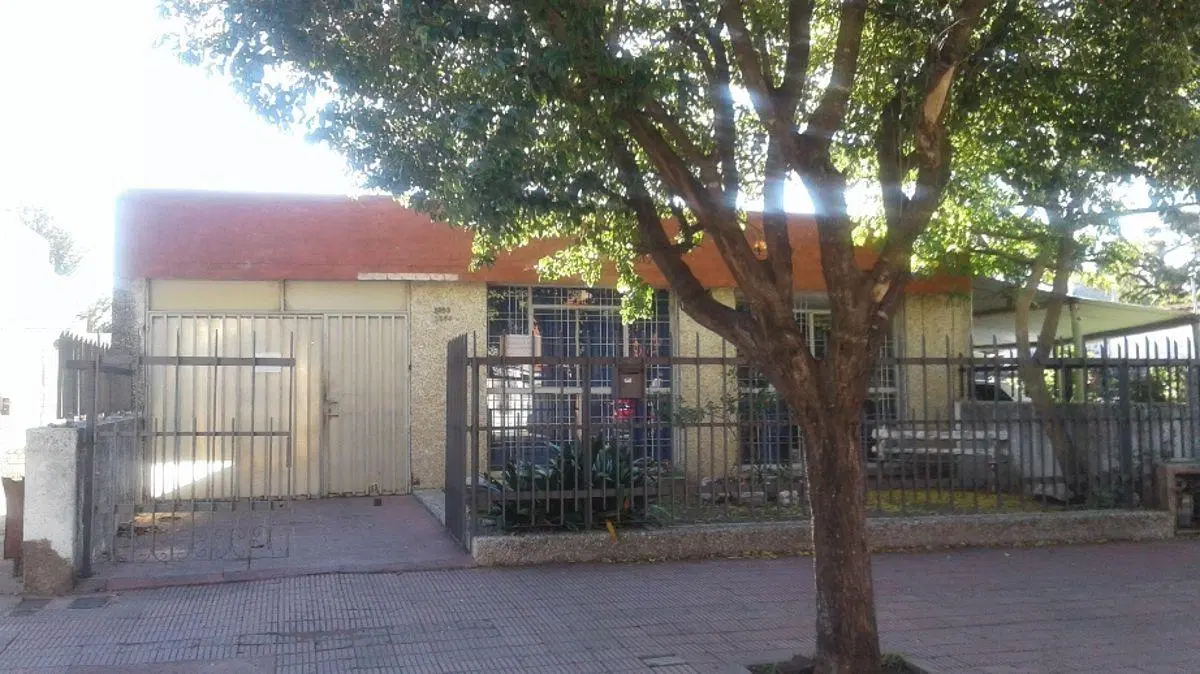 BARRIO JARDIN-VENDO CASA-AMPLIO PATIO-1 PLANTA 5