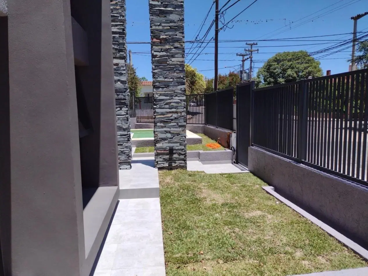 Moderna casa exclusiva en B° Las Malvinas. 2