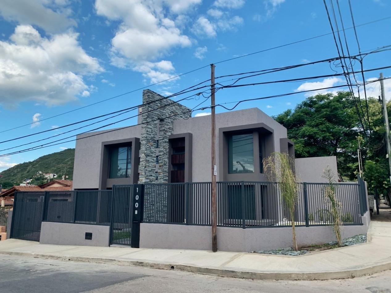 Moderna casa exclusiva en B° Las Malvinas.