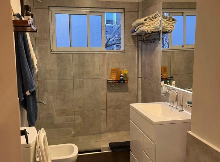 Hermoso departamento en alquiler. Muy luminoso. Séptimo piso al frente.Reciclado 5