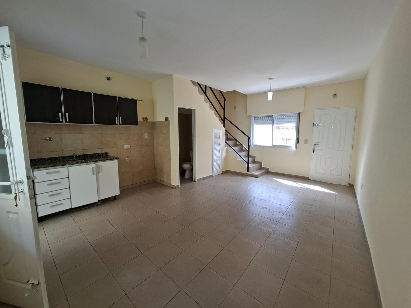 Foto de ALQUILER DUPLEX 2 DORM EN 2 PLANTAS SIN EXPENSAS!!, imagen 2