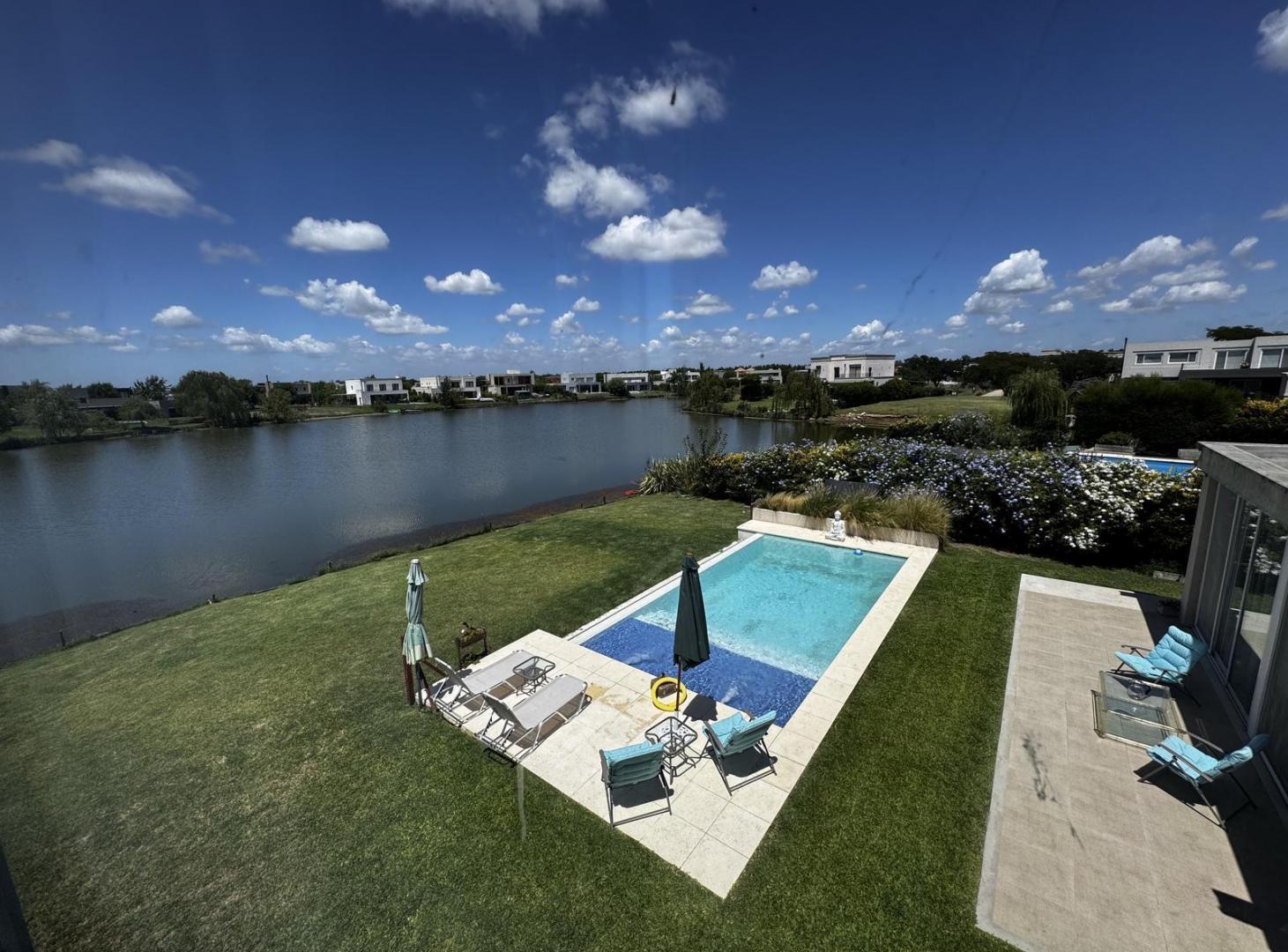 Foto de Casa en venta a la laguna en El Cantón Islas | 60 m de costa pileta, imagen 2