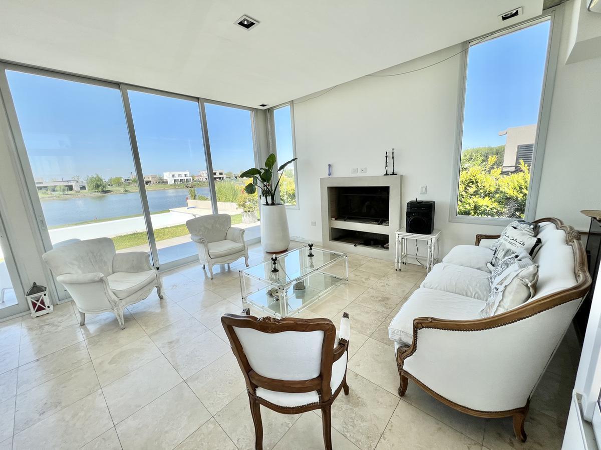 Foto de Casa en venta a la laguna en El Cantón Islas | 60 m de costa pileta, imagen 4