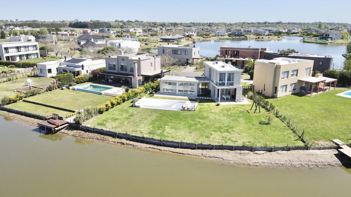 Foto de Casa en venta a la laguna en El Cantón Islas | 60 m de costa pileta, imagen 1