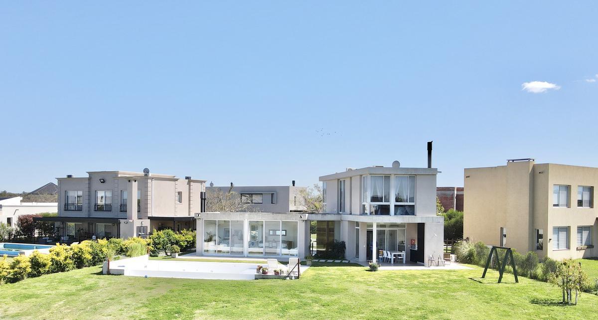 Foto de Casa en venta a la laguna en El Cantón Islas | 60 m de costa pileta, imagen 3
