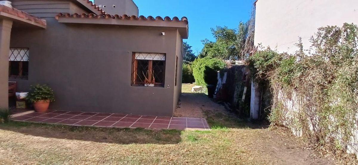 Foto de venta casa 4 dormitorios, con amplio terreno, sobre Av. Donato Alvarez, imagen 2