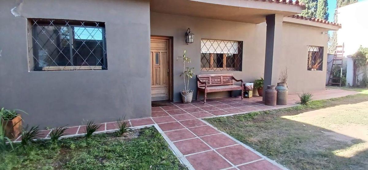 Foto de venta casa 4 dormitorios, con amplio terreno, sobre Av. Donato Alvarez, imagen 1