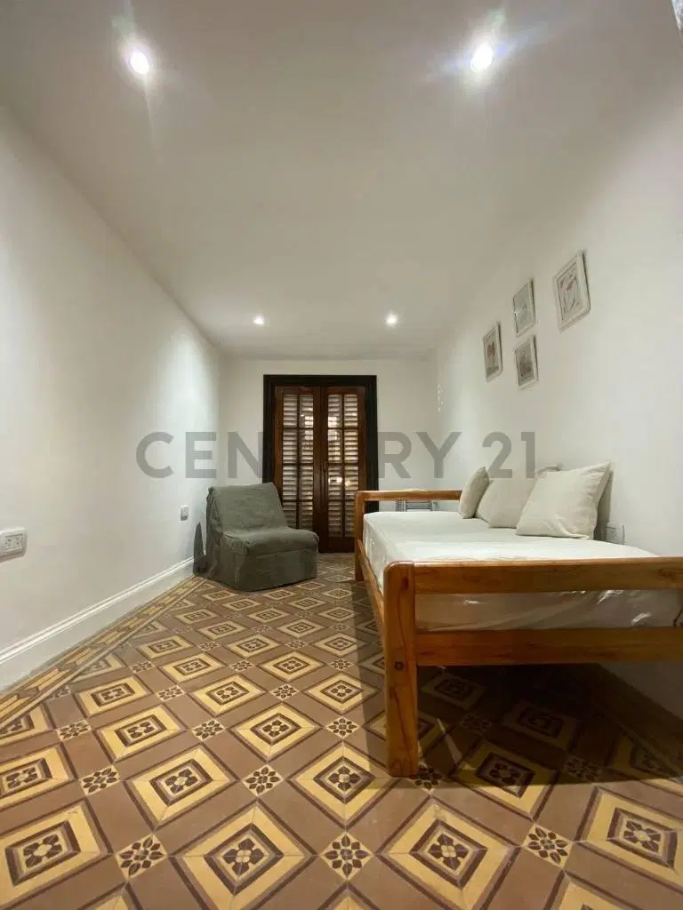 Casa con 3 dormitorios y 3 oficinas en La Plata 5