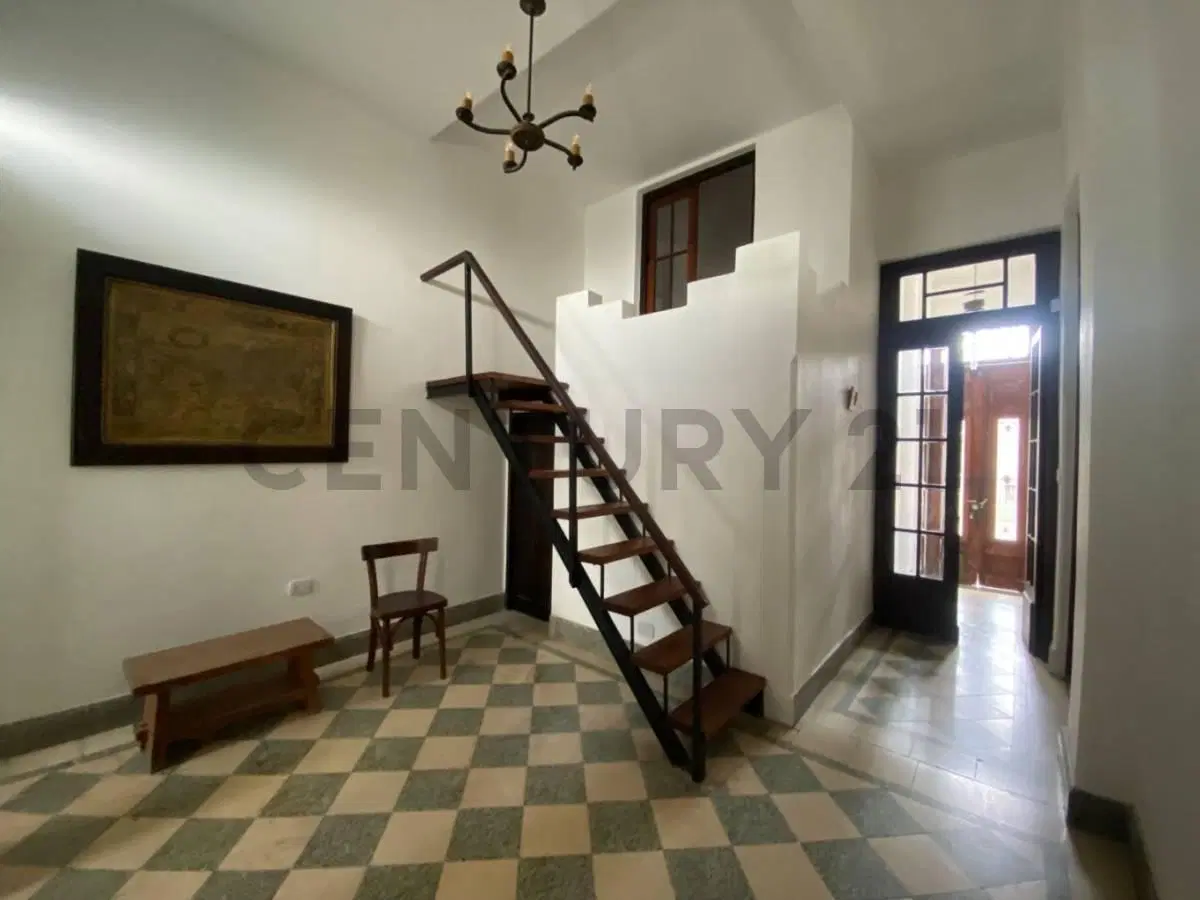 Casa con 3 dormitorios y 3 oficinas en La Plata 4