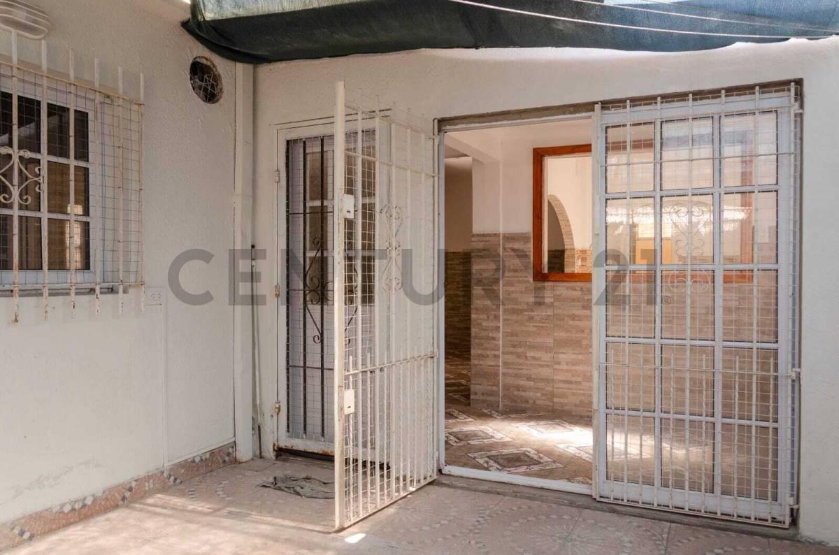 Foto de PH DE DOS PLANTAS A LA VENTA. REFACCIONADO A NUEVO EN CALLE 20 E.69 Y 70, imagen 2