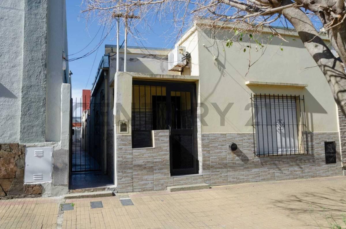 Foto de PH DE DOS PLANTAS A LA VENTA. REFACCIONADO A NUEVO EN CALLE 20 E.69 Y 70, imagen 1