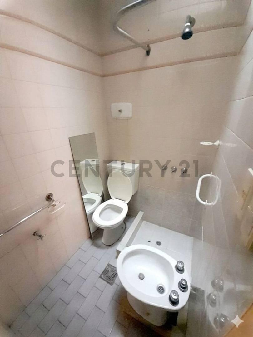 Foto de PH 1 dormitorio y cochera en venta en Tolosa, imagen 2