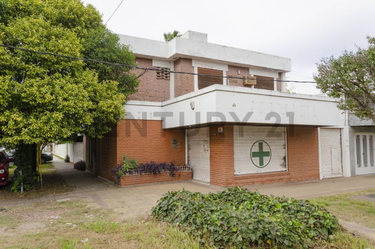 Foto de Casa con local en venta en Los Hornos, imagen 1