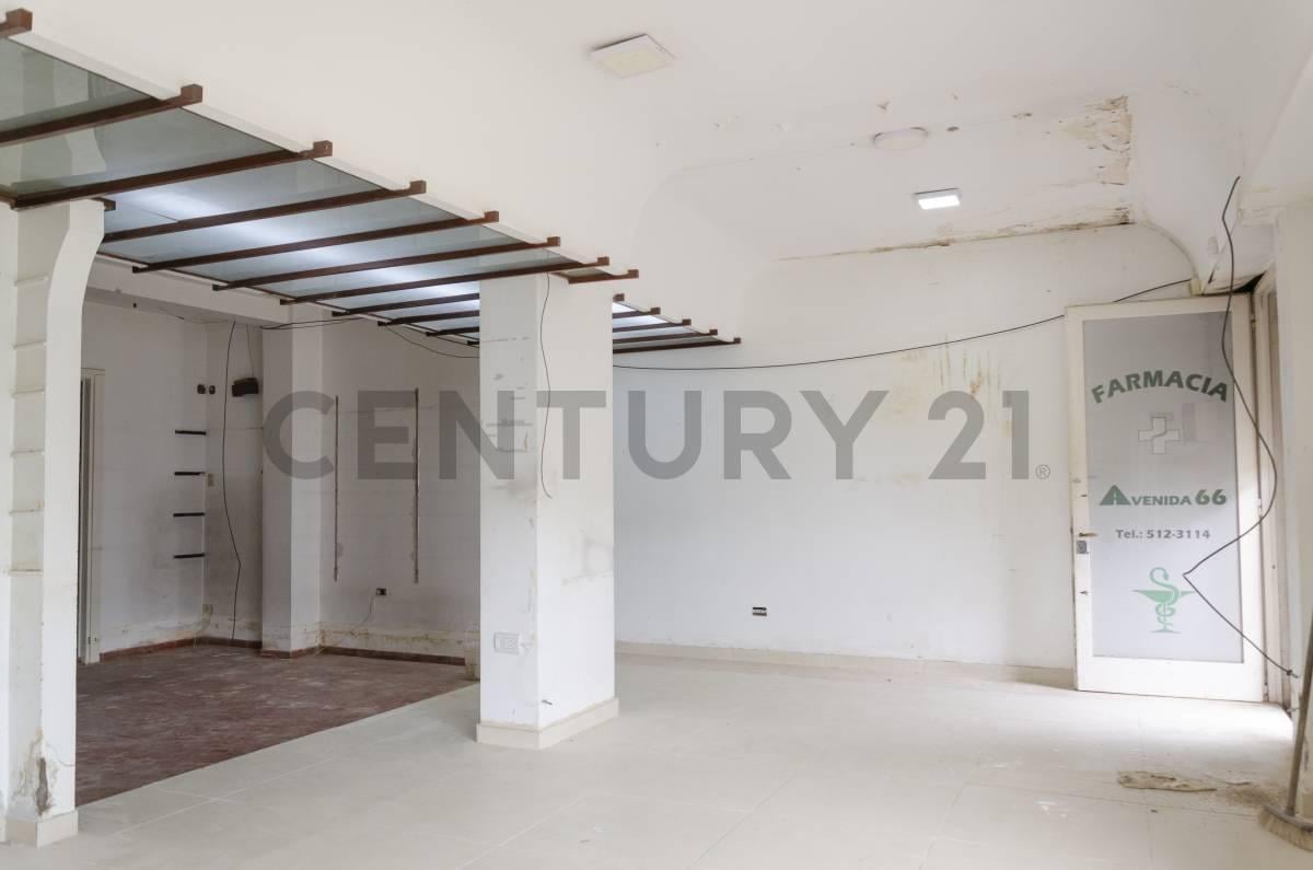 Foto de Casa con local en venta en Los Hornos, imagen 2