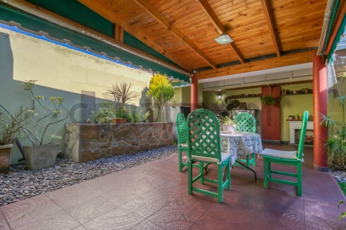 Foto de Casa en venta con tres dormitorios en La Plata, imagen 2
