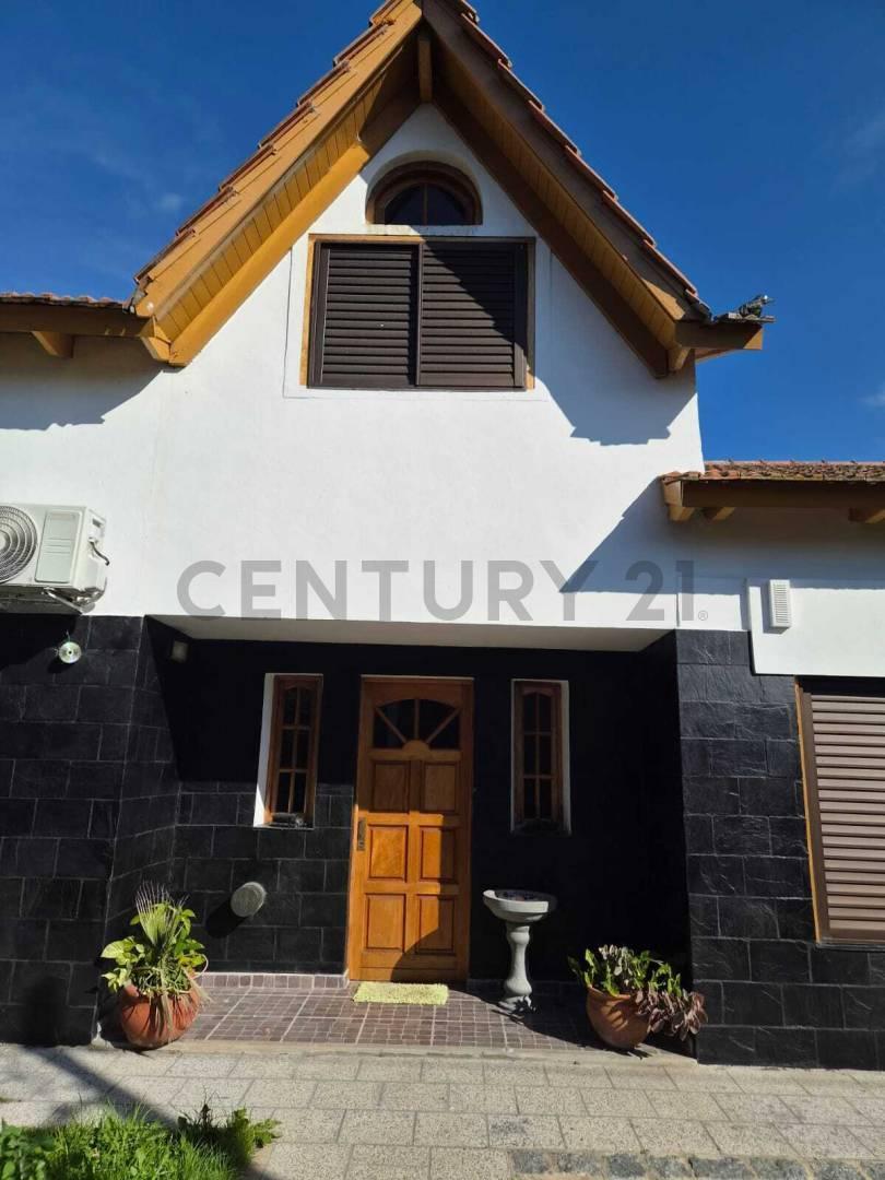 Foto de CASA EN VENTA CON 4 DORMITORIOS, PARQUE, QUINCHO Y PILETA!, imagen 3
