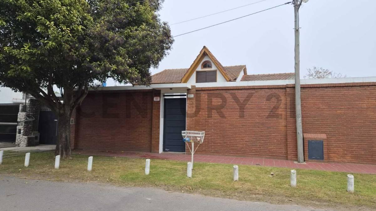 Foto de CASA EN VENTA CON 4 DORMITORIOS, PARQUE, QUINCHO Y PILETA!, imagen 2