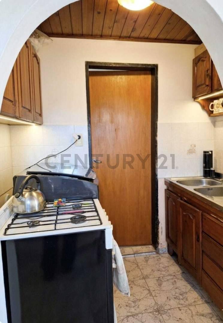 Foto de CASA CON EXCELENTE POTENCIAL COMERCIAL! EN VENTA SOBRE LOTE PROPIO EN, imagen 2