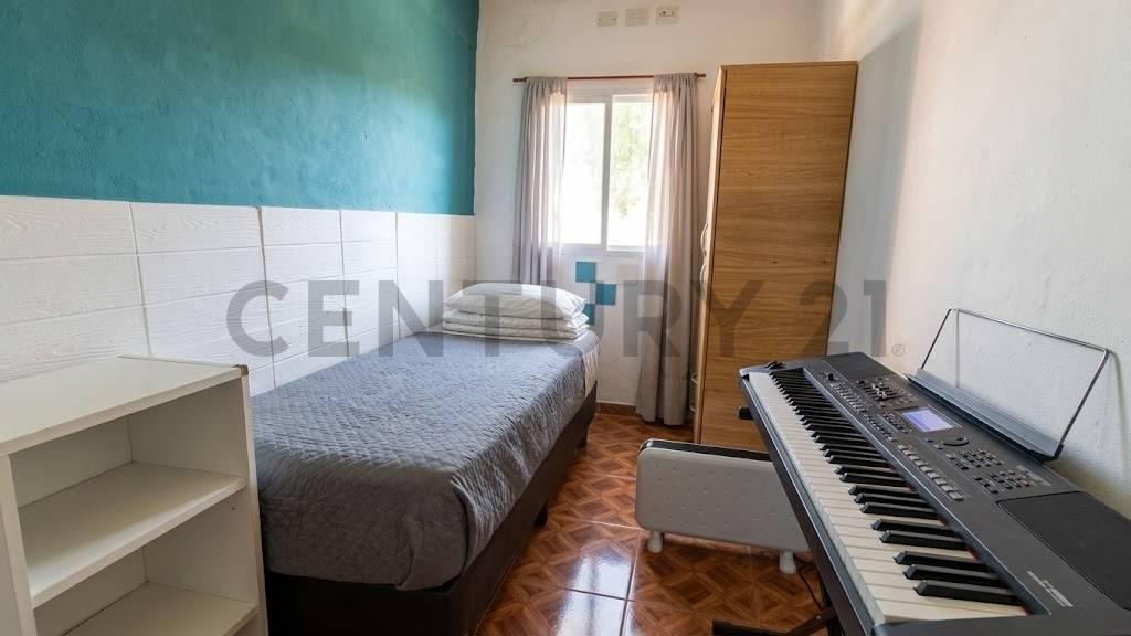 Foto de HERMOSA CASA CON AMPLIO PATIO EN ARTURO SEGUÍ, imagen 5