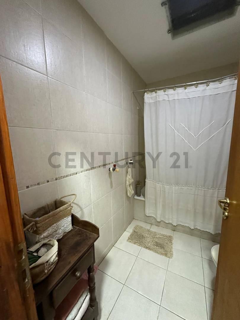 Foto de Venta de casa de 3 dormitorios con parque y pileta en La Plata / Manuel, imagen 2