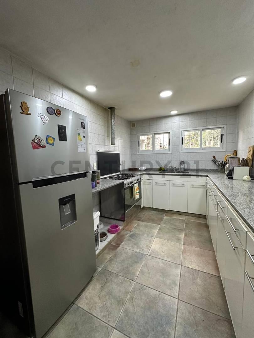 Foto de Venta de casa de 3 dormitorios con parque y pileta en La Plata / Manuel, imagen 1