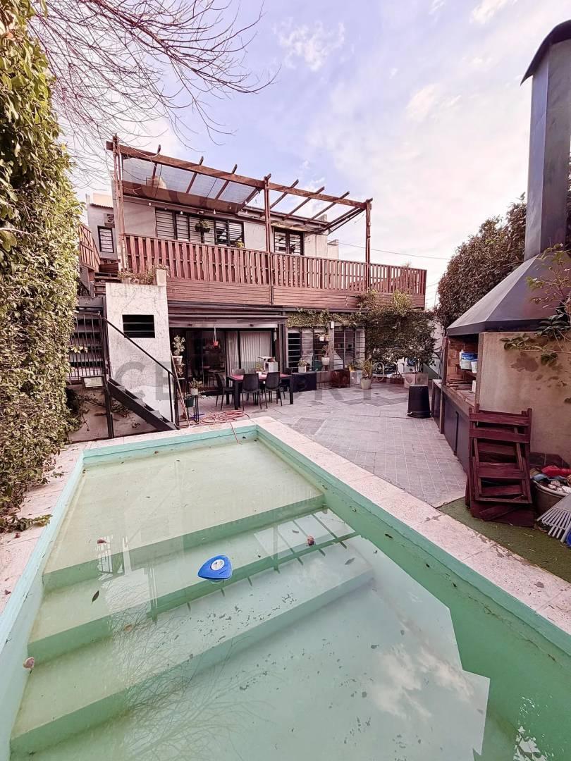 Foto de Casa de 2 plantas en casco urbano de La Plata, imagen 2