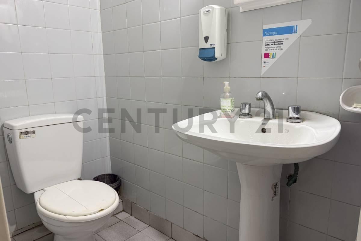Foto de Local comercial con oficinas a la venta en 56 y 7, imagen 5
