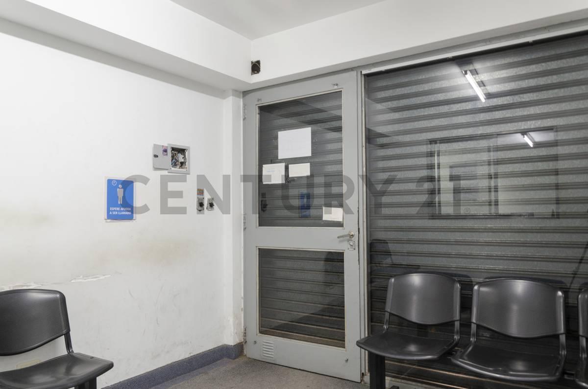 Foto de Local comercial con oficinas a la venta en 56 y 7, imagen 2