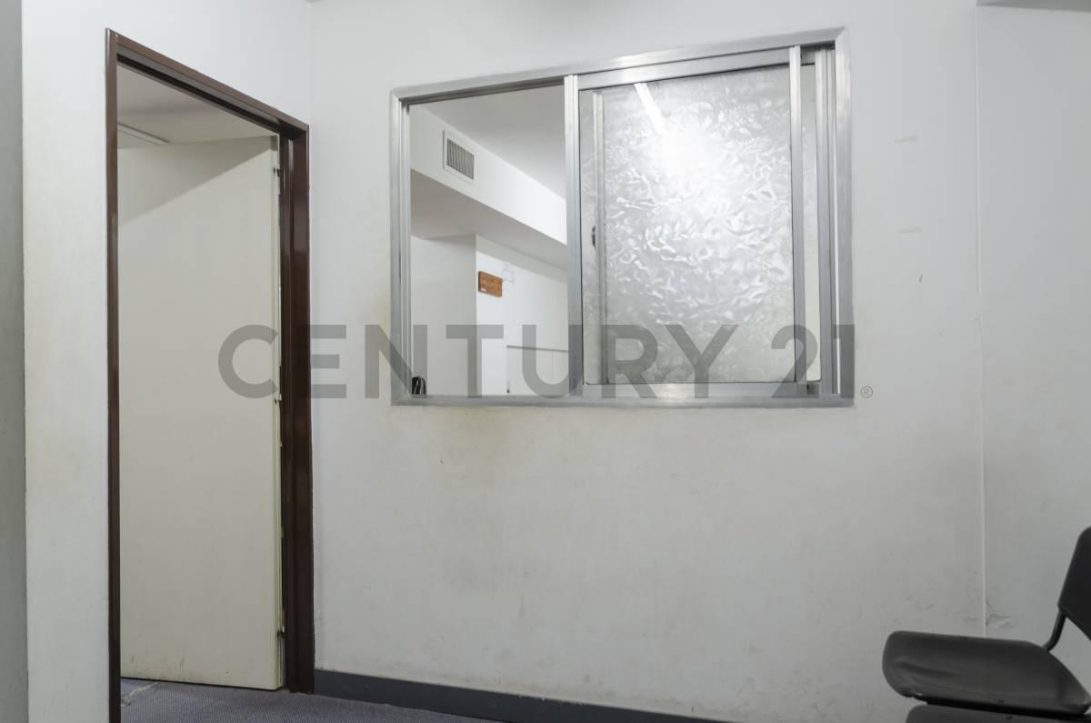 Foto de Local comercial con oficinas a la venta en 56 y 7, imagen 4