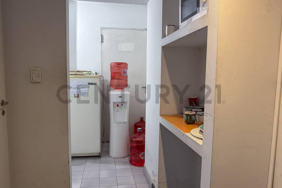 Foto de Local comercial con oficinas a la venta en 56 y 7, imagen 3