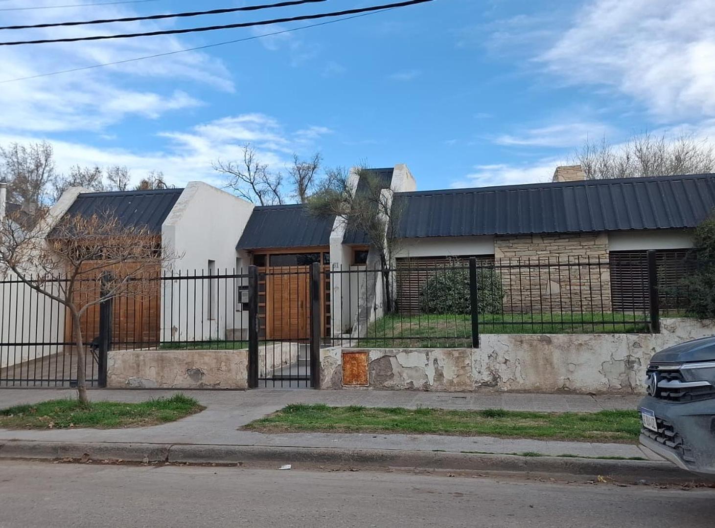 Foto de VENDE CIPOLLETTI B° ROSAUER 3 DORMIT /QUINCHO/ PILETA, imagen 2
