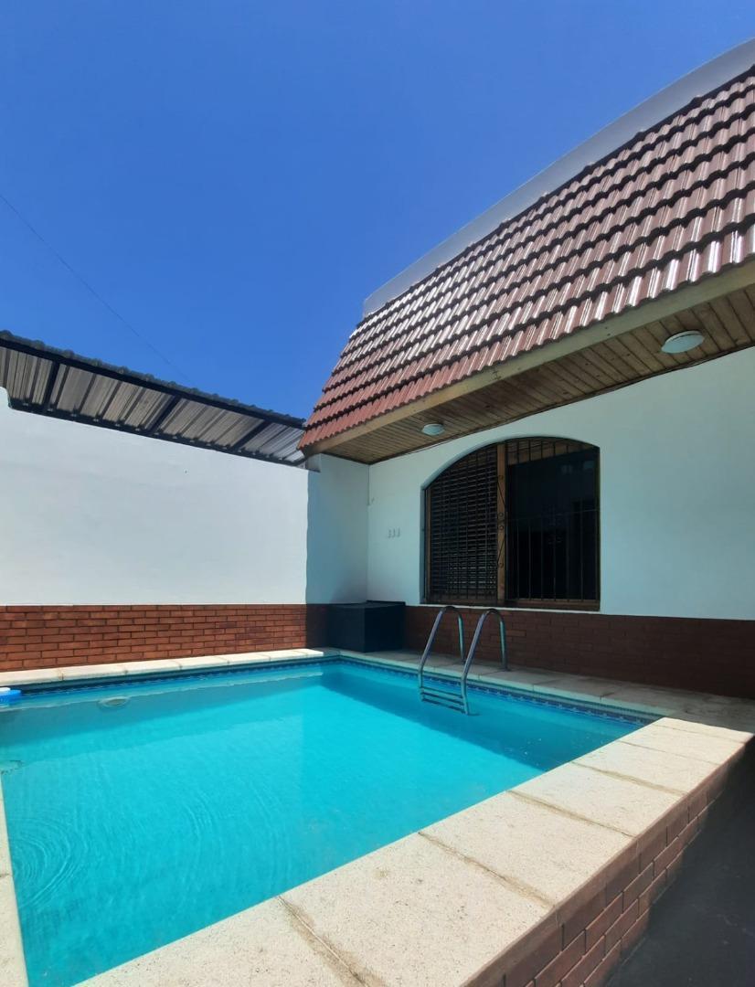 Casa en Lanùs. con Pileta 5