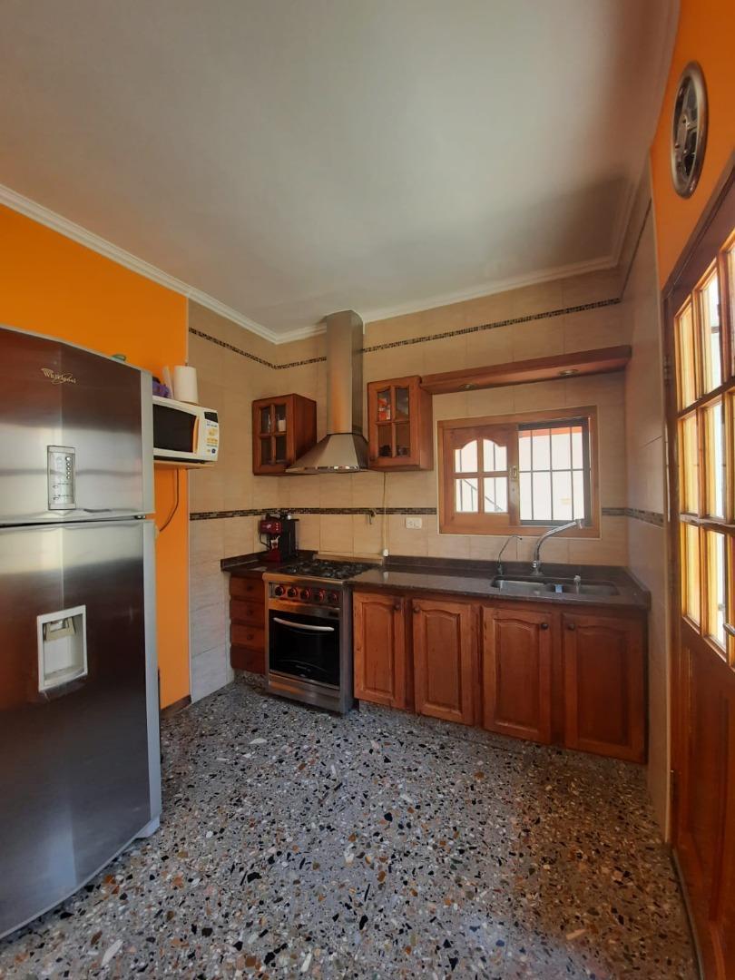 Casa en Lanùs. con Pileta 3